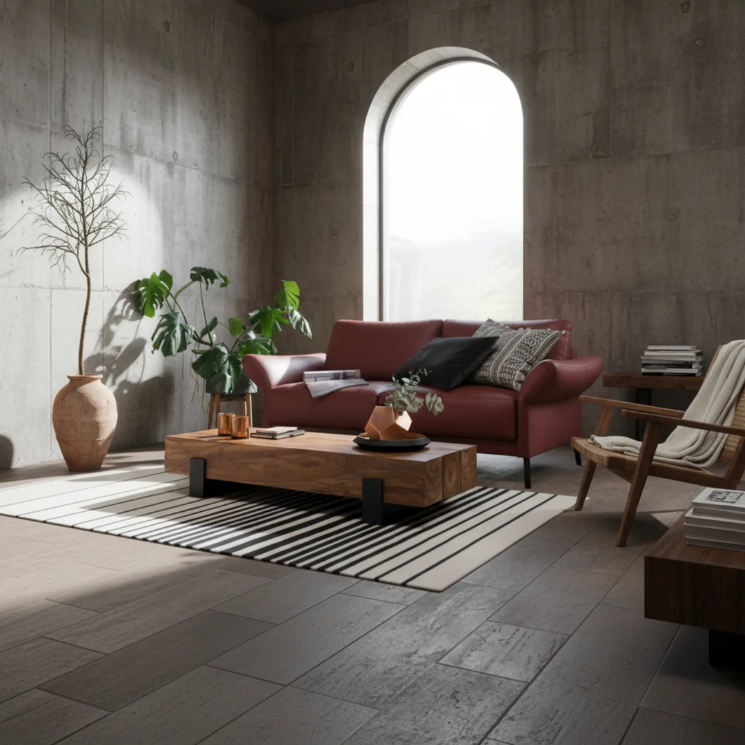 Wohnzimmer mit Ledersofa und Couchtisch aus Massivholz im Industrial-Stil _