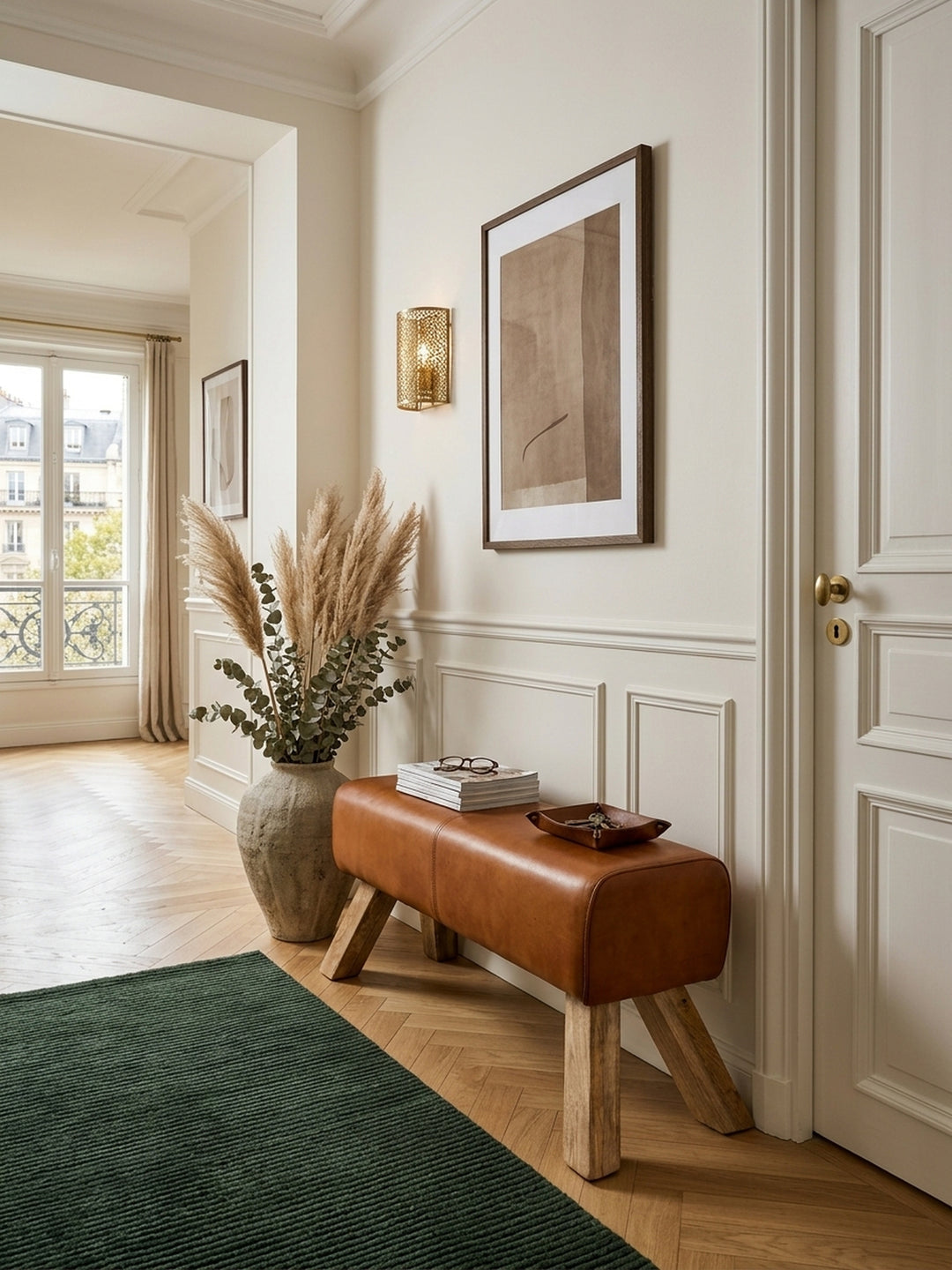 Draufsicht auf die 90x30 cm große Sitzbank aus echtem Leder im modernen Raumkonzept. Die warme cognacbraune Sitzfläche harmoniert perfekt mit dem minimalistischen Interior Design._