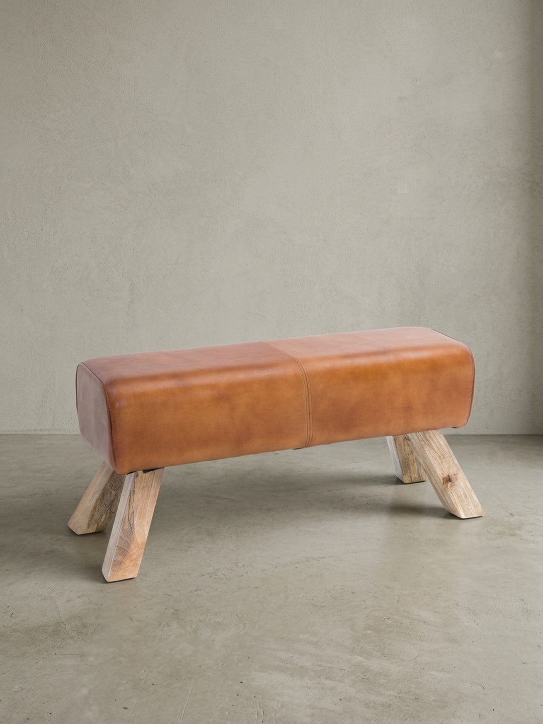 Maßskizze der Sitzbank: Breite 90 cm, Tiefe 30 cm und Höhe 43 cm. Beinstärke 6,5x6,5 cm mit einem Beinabstand von 65 cm oben und 81 cm unten für optimale Raumplanung im Flur._