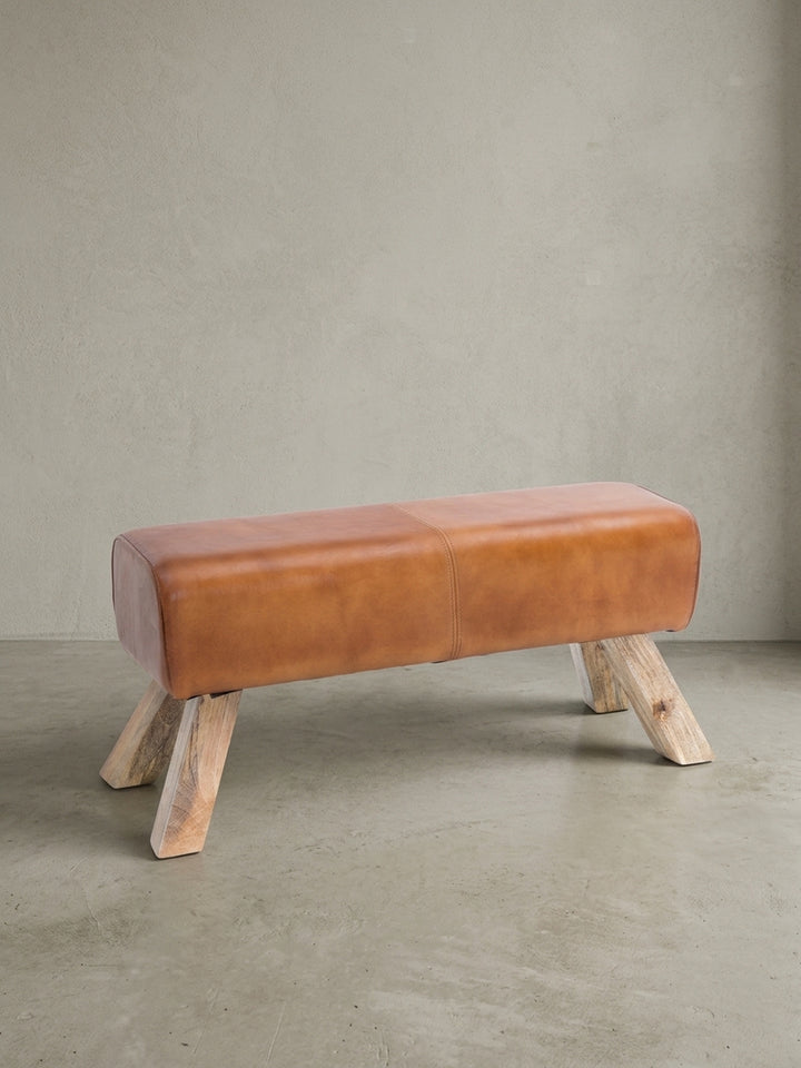 Maßskizze der Sitzbank: Breite 90 cm, Tiefe 30 cm und Höhe 43 cm. Beinstärke 6,5x6,5 cm mit einem Beinabstand von 65 cm oben und 81 cm unten für optimale Raumplanung im Flur._