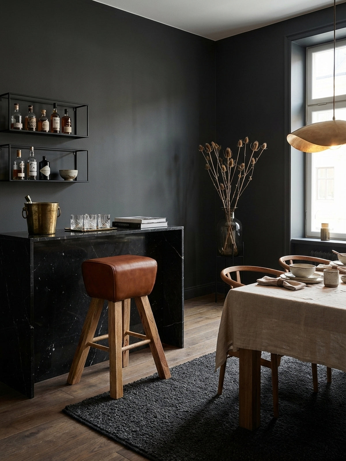 Design Barhocker Turnbock aus braunem Leder in einer stilvollen Hausbar, der rustikalen Charme mit modernem Ambiente verbindet.