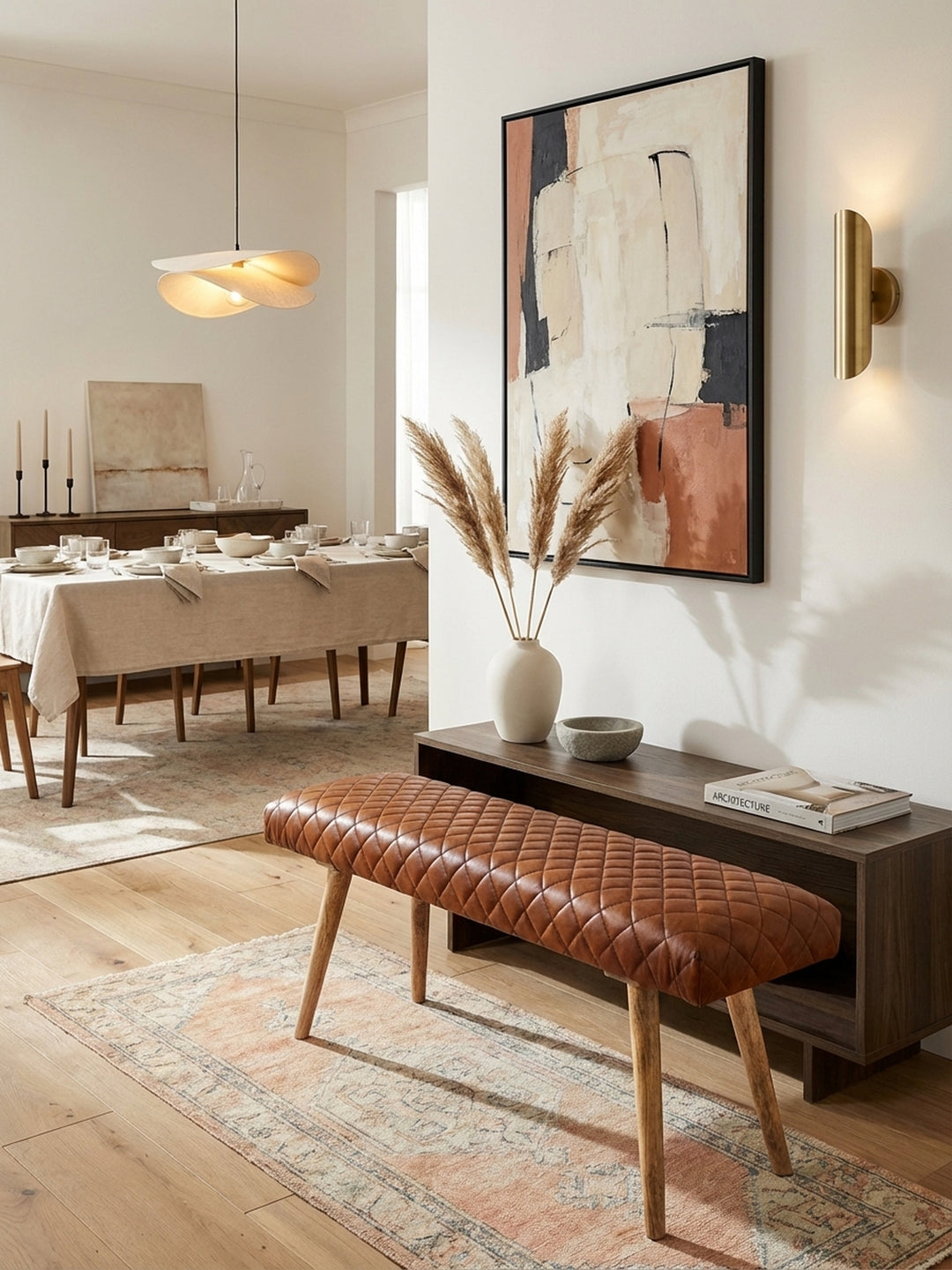 Draufsicht der 115 cm langen Leder-Sitzbank mit Rautenmuster auf einem blau-beigen Teppich, zeigt die harmonische Integration der Bank in ein Wohnkonzept._