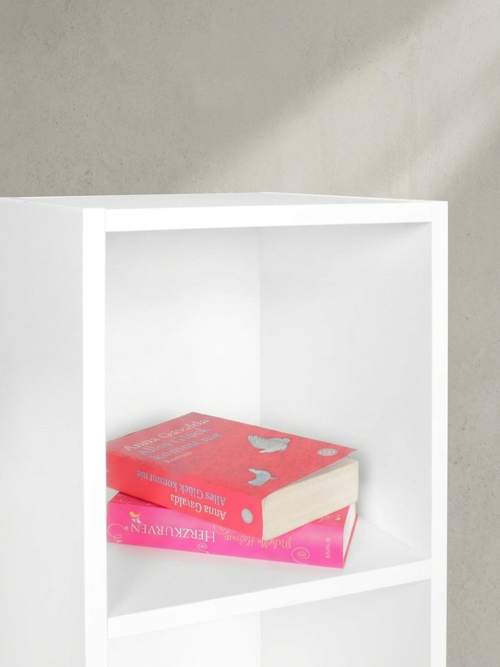 Nahaufnahme der inneren Regalbretter im weißen Standregal, perfekt bemessen für Taschenbücher, DVDs oder kleine Deko-Objekte._
