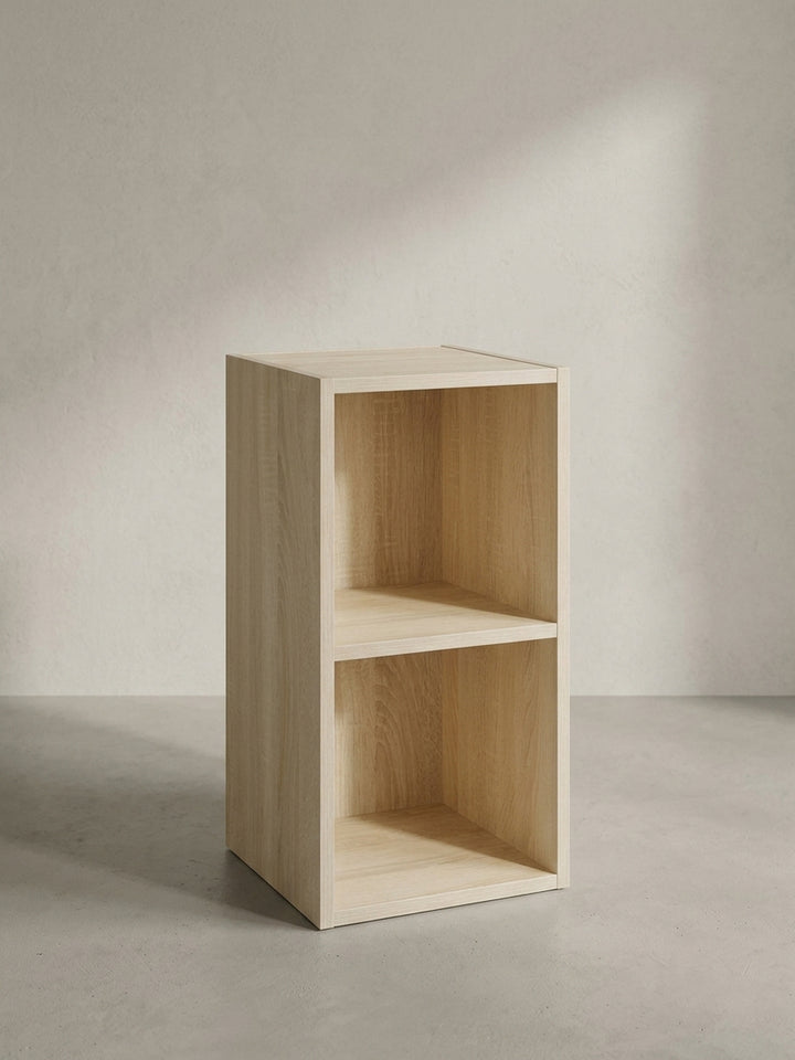 Schmales Standregal 30x60 cm im Dekor Sonoma Eiche mit zwei offenen Fächern freigestellt vor weißem Hintergrund._