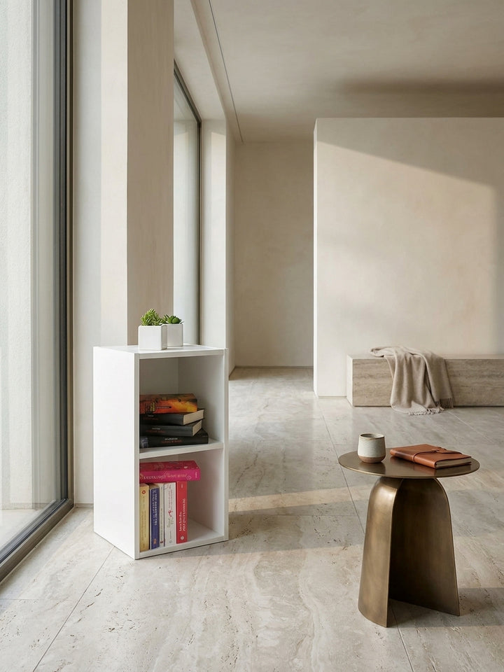 Schmales Design Holzregal mit zwei Ablagefächern als harmonische Ergänzung neben einem skandinavischen Sessel im ruhigen Wohnzimmer._