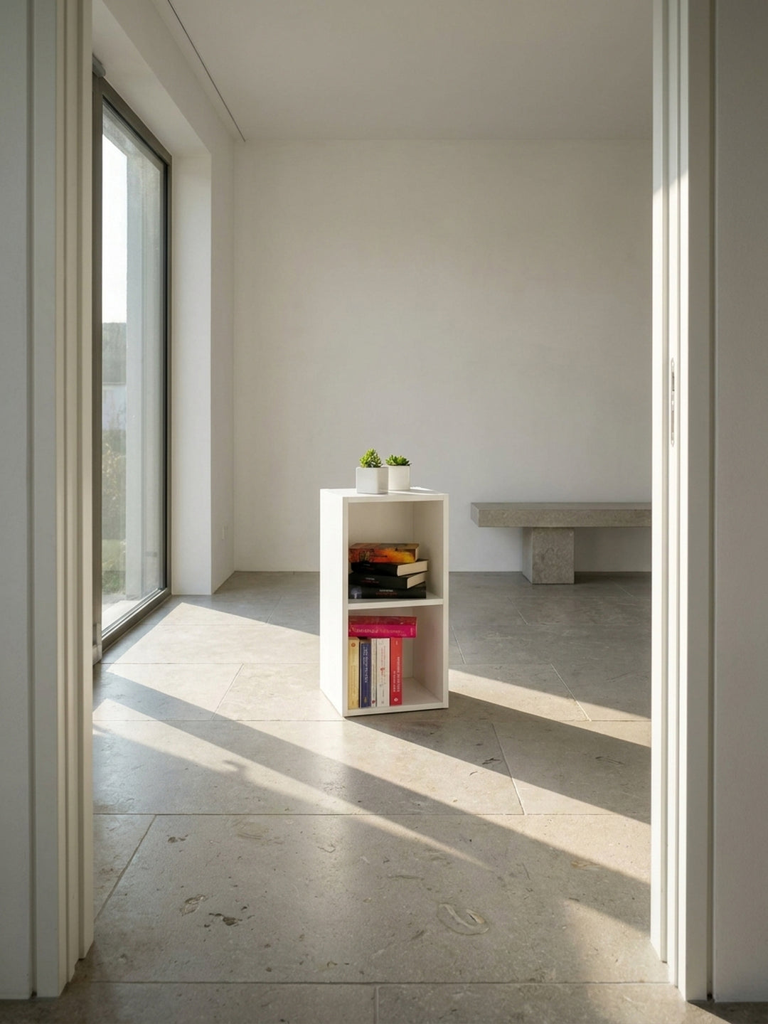 Kleines Standregal in strahlendem Weiß 30x60x30 cm als eleganter Beistelltisch neben einem cremefarbenen Leinensofa auf edlem Kalksteinboden._