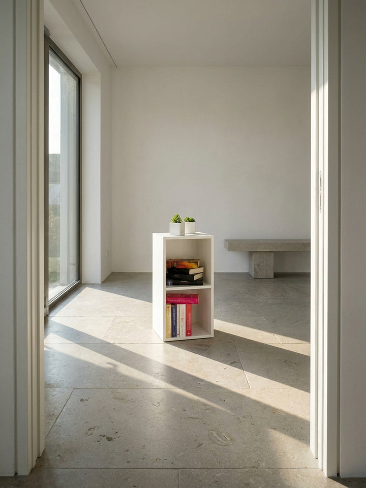 Kleines Standregal in strahlendem Weiß 30x60x30 cm als eleganter Beistelltisch neben einem cremefarbenen Leinensofa auf edlem Kalksteinboden._