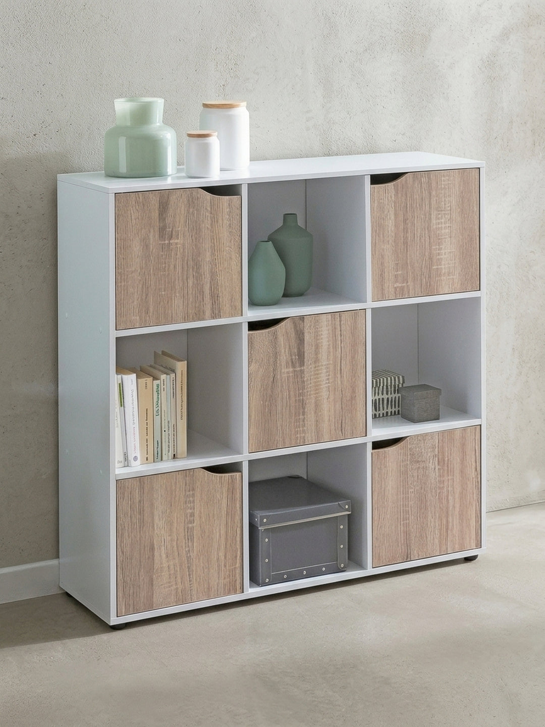 Frontalansicht des 89 cm breiten Sideboards auf weißem Hintergrund. Die klaren Linien und die fünf grifflosen Türen mit eleganter Aussparung prägen das skandinavische Design._