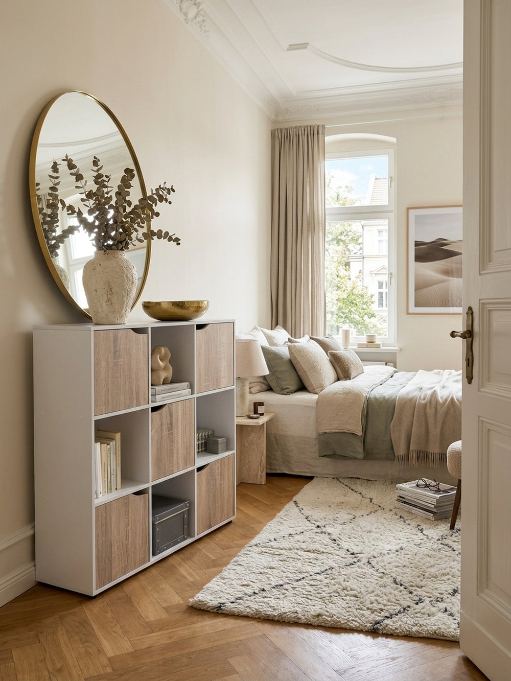 Elegantes Standregal in Weiß und Sonoma Eiche im modern eingerichteten Flur. Das 89x91x29 cm große Sideboard mit fünf Türen bietet stilvollen Stauraum auf dem hellen Eichenparkett._
