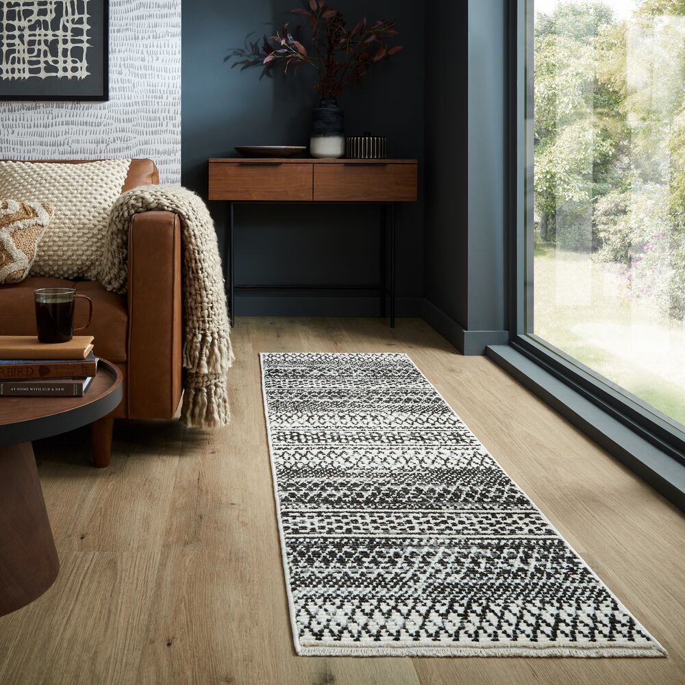 Geometrischer Wohnzimmer-Teppich in Naturfarben_Schwarz-Weiß_Läufer_
