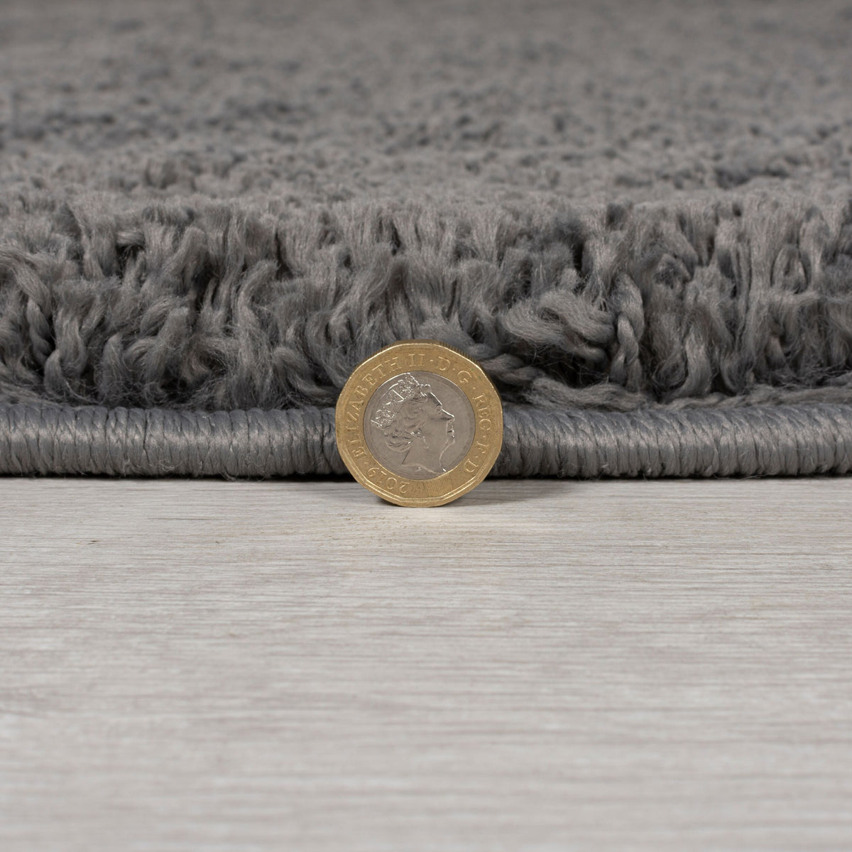 Strapazierfähiger und kuscheliger Hochflor-Teppich_Anthrazit_Quadratisch_