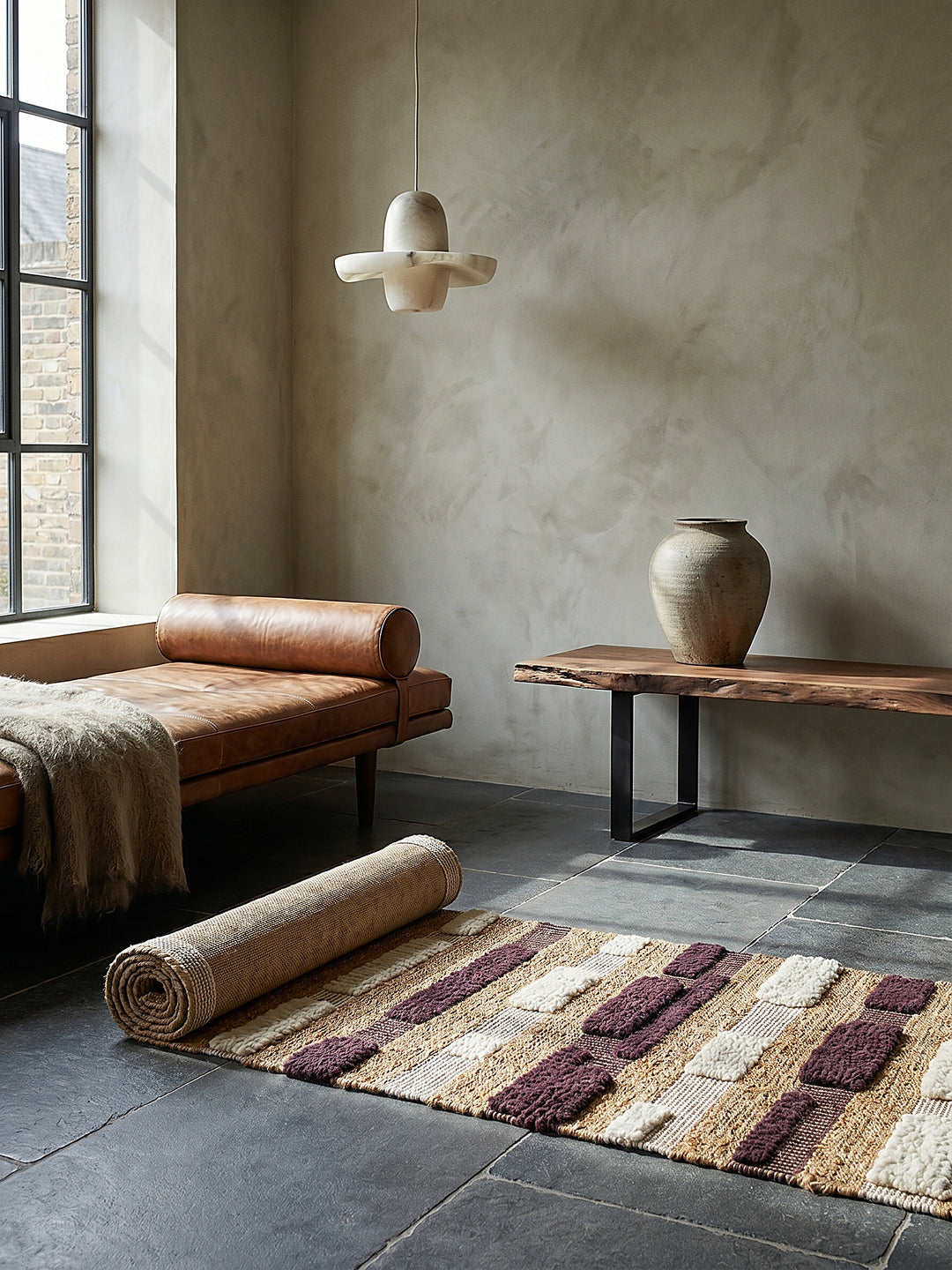 Teppich Natur-Lila Läufer Editorial Interior als Designobjekt drapiert hochwertige Wohnaccessoires_