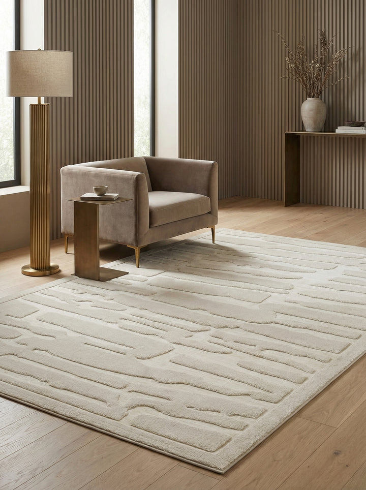 Nahaufnahme eines elfenbeinfarbenen Teppichs mit 3D-Reliefstruktur und organischem Linienmuster auf hellem Holzboden_