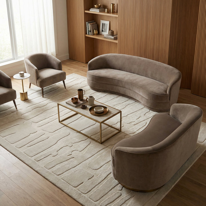 Nahaufnahme eines elfenbeinfarbenen Teppichs mit 3D-Reliefstruktur und organischem Linienmuster auf hellem Holzboden_