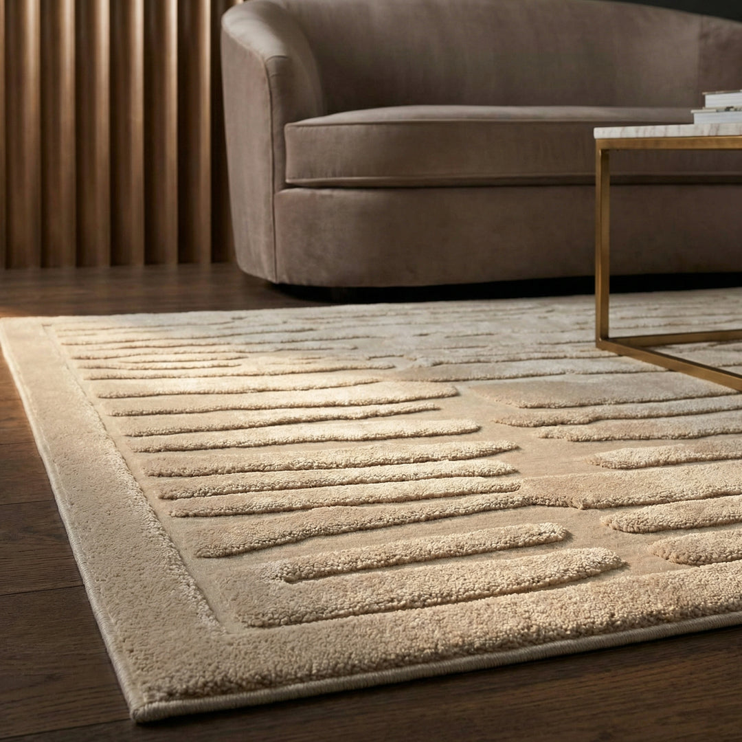 Nahaufnahme eines elfenbeinfarbenen Teppichs mit 3D-Reliefstruktur und organischem Linienmuster auf hellem Holzboden_