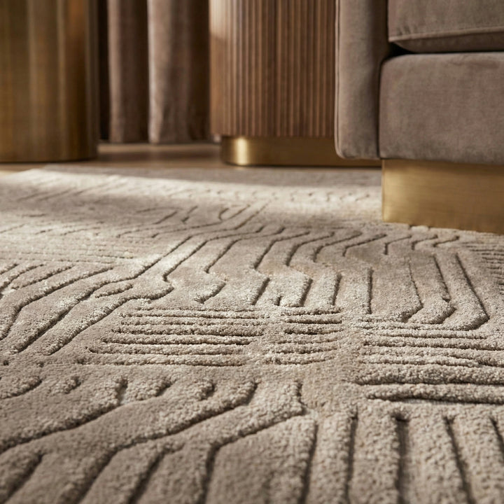 Detaillierte Ansicht eines beigen Teppichs mit tiefem Reliefmuster in einem modernen Wohnzimmer_