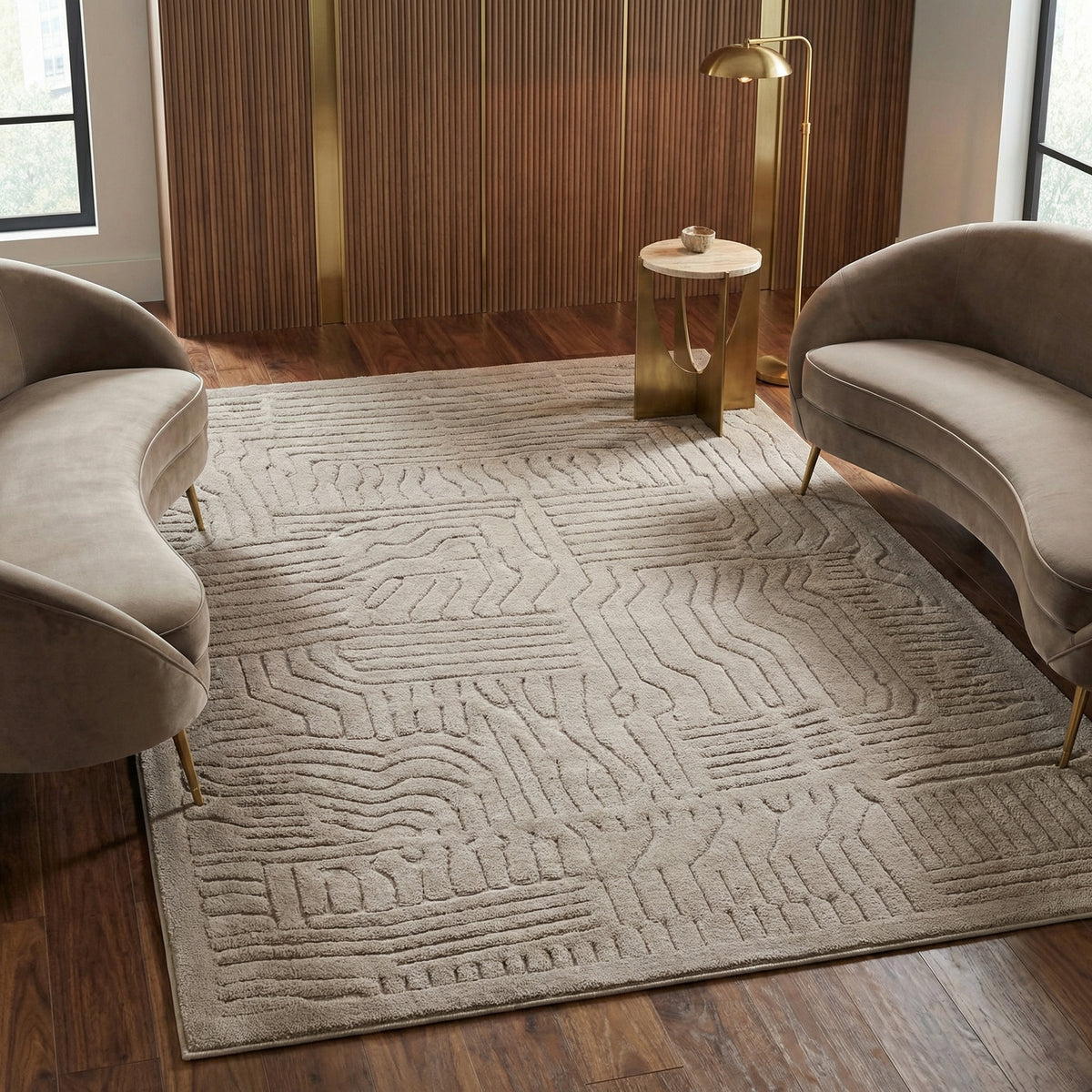 Nahaufnahme der Textur des Teppichs EDEN-Carlisle, die ein wellenförmiges, labyrinthartiges 3D-Muster in Beige zeigt