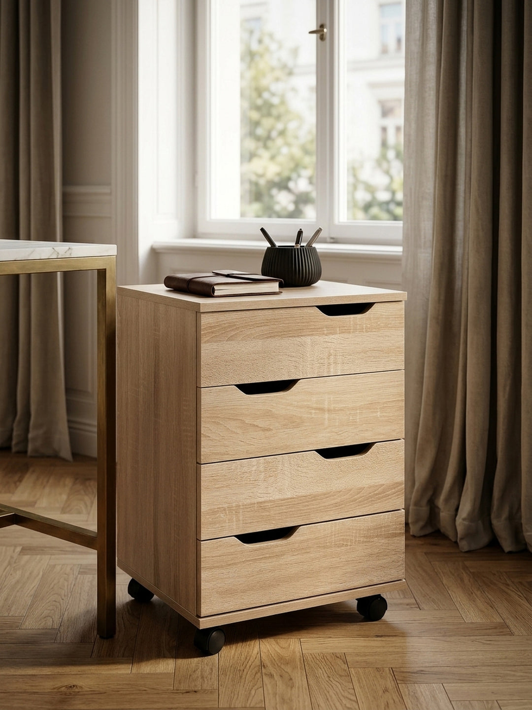 Detailaufnahme der authentischen Holzmaserung des melaminbeschichteten Schubladencontainers in heller Sonoma Eiche mit hochwertiger Haptik._
