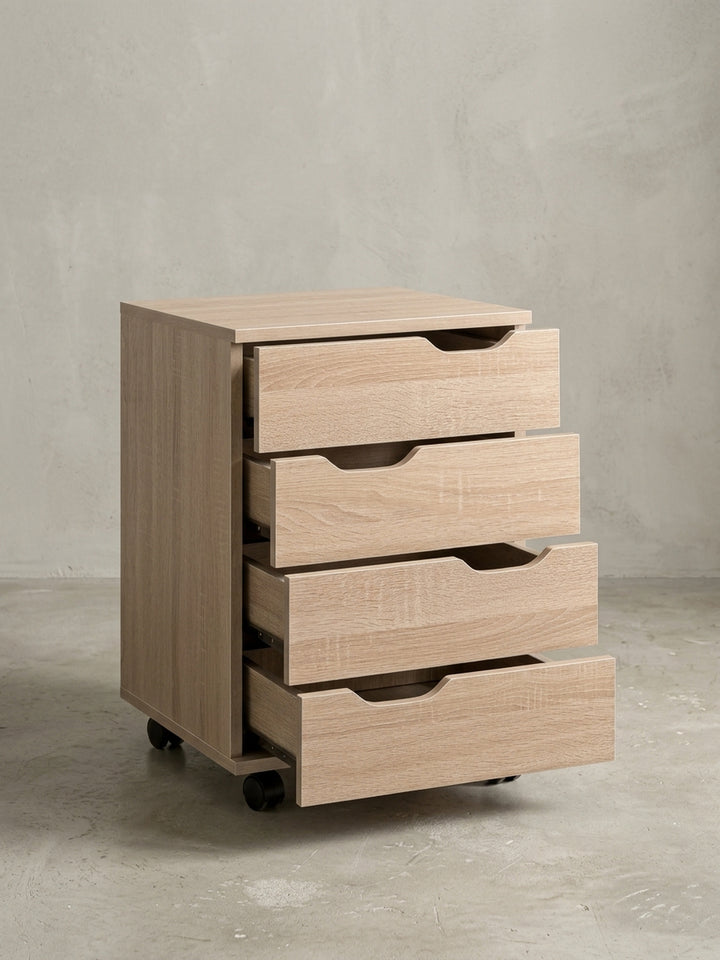 Perspektivische Darstellung des kompakten Holzcontainers, Fokus auf die leichtgängigen schwarzen Kunststoffrollen für maximale Mobilität im Raum._