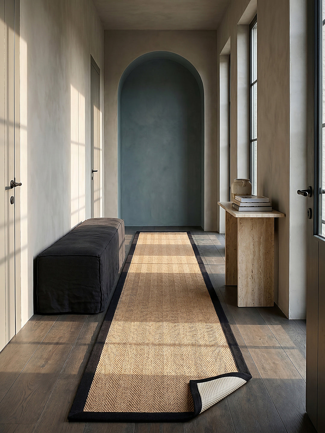 Teppich Braun-Schwarz Läufer im modernen Wohnzimmer_