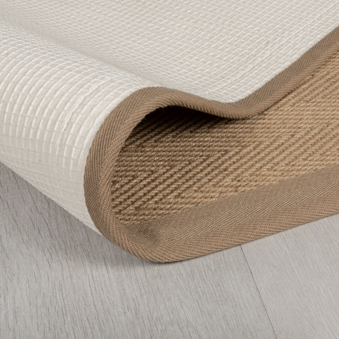 Jute-Teppich mit Fischgrätenmuster und Bordüre TRENT KIRA_Rechteckig_