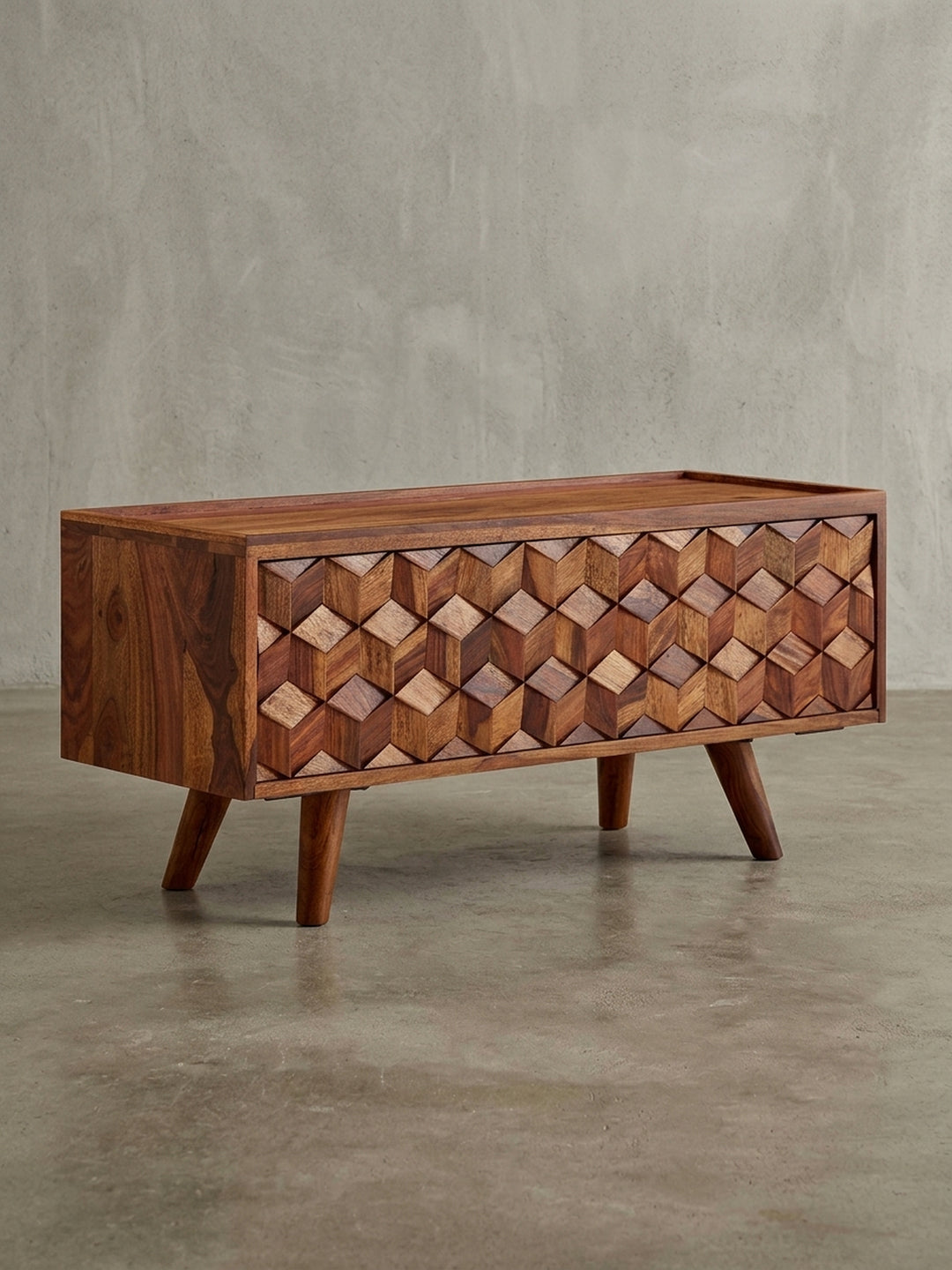 Frontansicht des TV-Lowboards aus Sheesham Massivholz auf weißem Hintergrund. Der 92x44x35 cm große Fernsehschrank zeigt sein geometrisches 3D-Muster in voller Pracht._