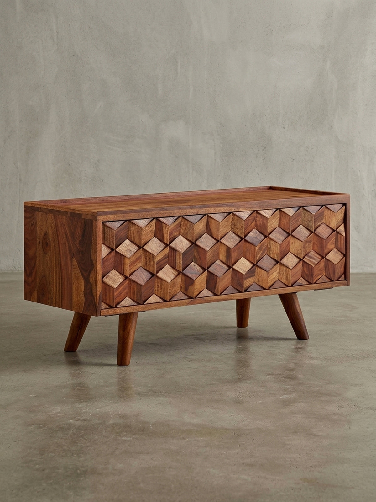 Frontansicht des TV-Lowboards aus Sheesham Massivholz auf weißem Hintergrund. Der 92x44x35 cm große Fernsehschrank zeigt sein geometrisches 3D-Muster in voller Pracht.
