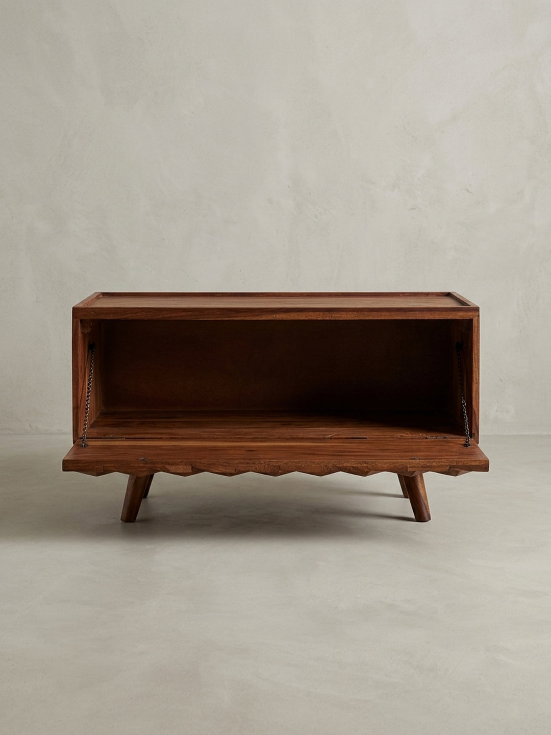 Gesamtübersicht des kompakten Fernsehunterschranks (92 cm Breite) aus Sheesham Massivholz, der modernes Design mit der natürlichen Schönheit von Echtholz verbindet._