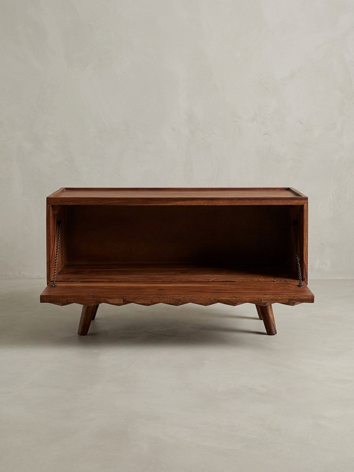 Gesamtübersicht des kompakten Fernsehunterschranks (92 cm Breite) aus Sheesham Massivholz, der modernes Design mit der natürlichen Schönheit von Echtholz verbindet.
