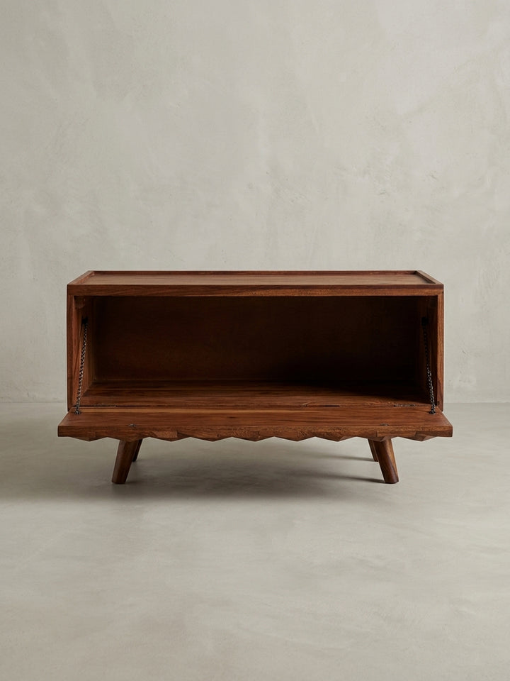 Gesamtübersicht des kompakten Fernsehunterschranks (92 cm Breite) aus Sheesham Massivholz, der modernes Design mit der natürlichen Schönheit von Echtholz verbindet._