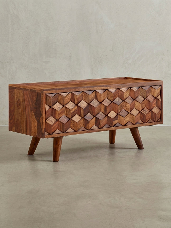 Der TV-Schrank aus massivem Sheesham-Holz in einer 3/4-Ansicht. Die soliden, schrägen Beine und die Tiefe des 3D-Musters der Fernsehkommode sind gut zu erkennen._