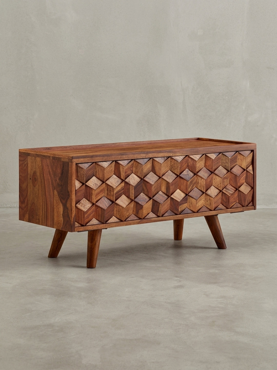 Seitenansicht der TV-Kommode aus Sheesham-Holz, die die schlanke Silhouette und die eleganten, konischen Beine des 92 cm breiten Möbelstücks für das Wohnzimmer hervorhebt._