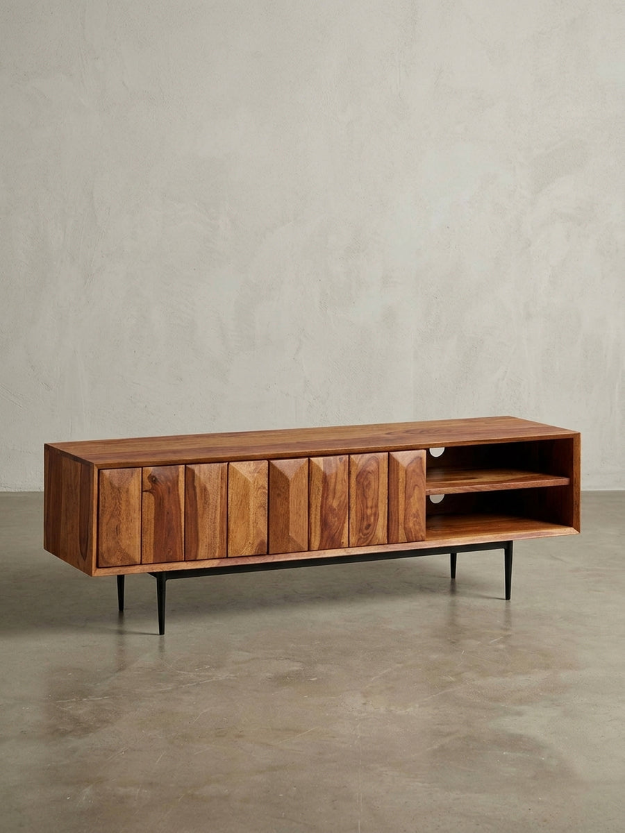 Seitenansicht des modernen Lowboards, die die schlanke Silhouette und das Zusammenspiel von massivem Holzkörper und filigranen Beinen zeigt._