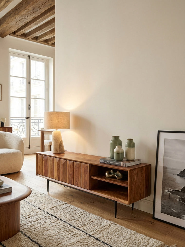 Modernes Lowboard aus massivem Sheesham-Holz im stilvollen Wohnzimmer, unter einem Fernseher platziert und mit Büchern dekoriert._