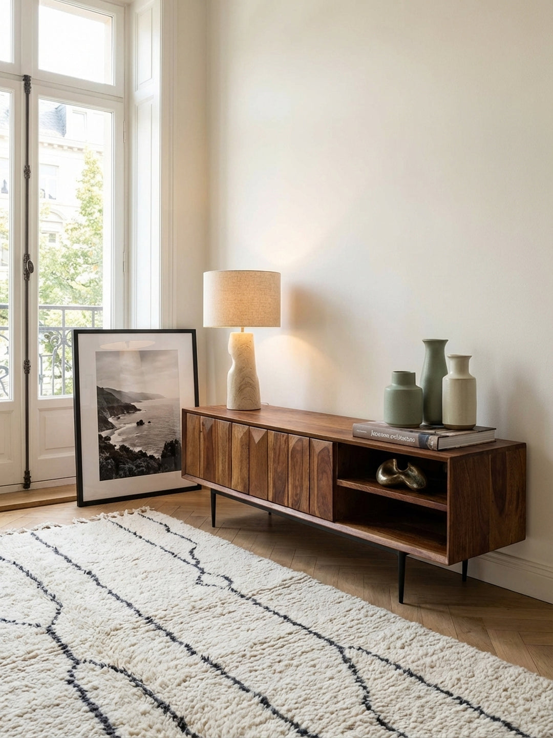 Design TV-Kommode aus Massivholz, von oben betrachtet, zeigt die großzügige Ablagefläche für TV und Dekoration im Wohnambiente._