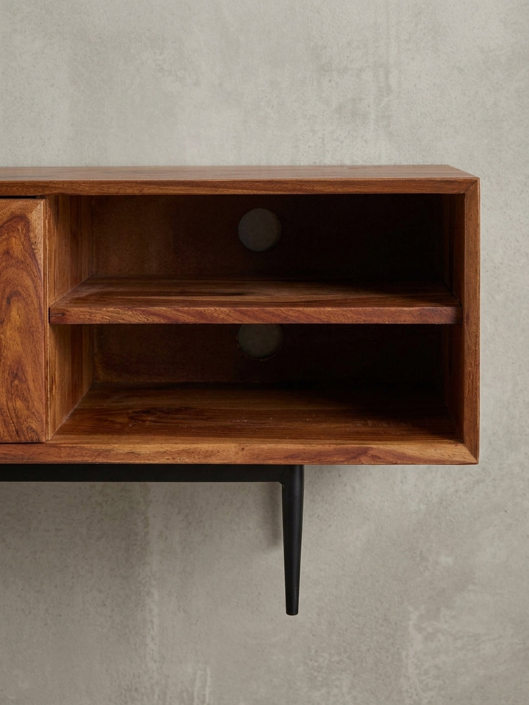 Detailaufnahme eines der offenen Fächer des TV-Unterschranks, ideal für Receiver oder Spielkonsolen, Material Sheesham Massivholz._