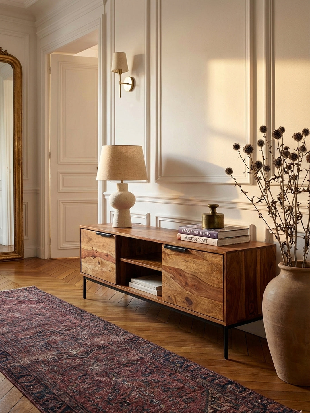 Von oben betrachtet zeigt der 147 cm breite Fernsehschrank seine edle Holzmaserung und die klare Aufteilung mit offenen Fächern und Türen in einem stilvollen Interieur._