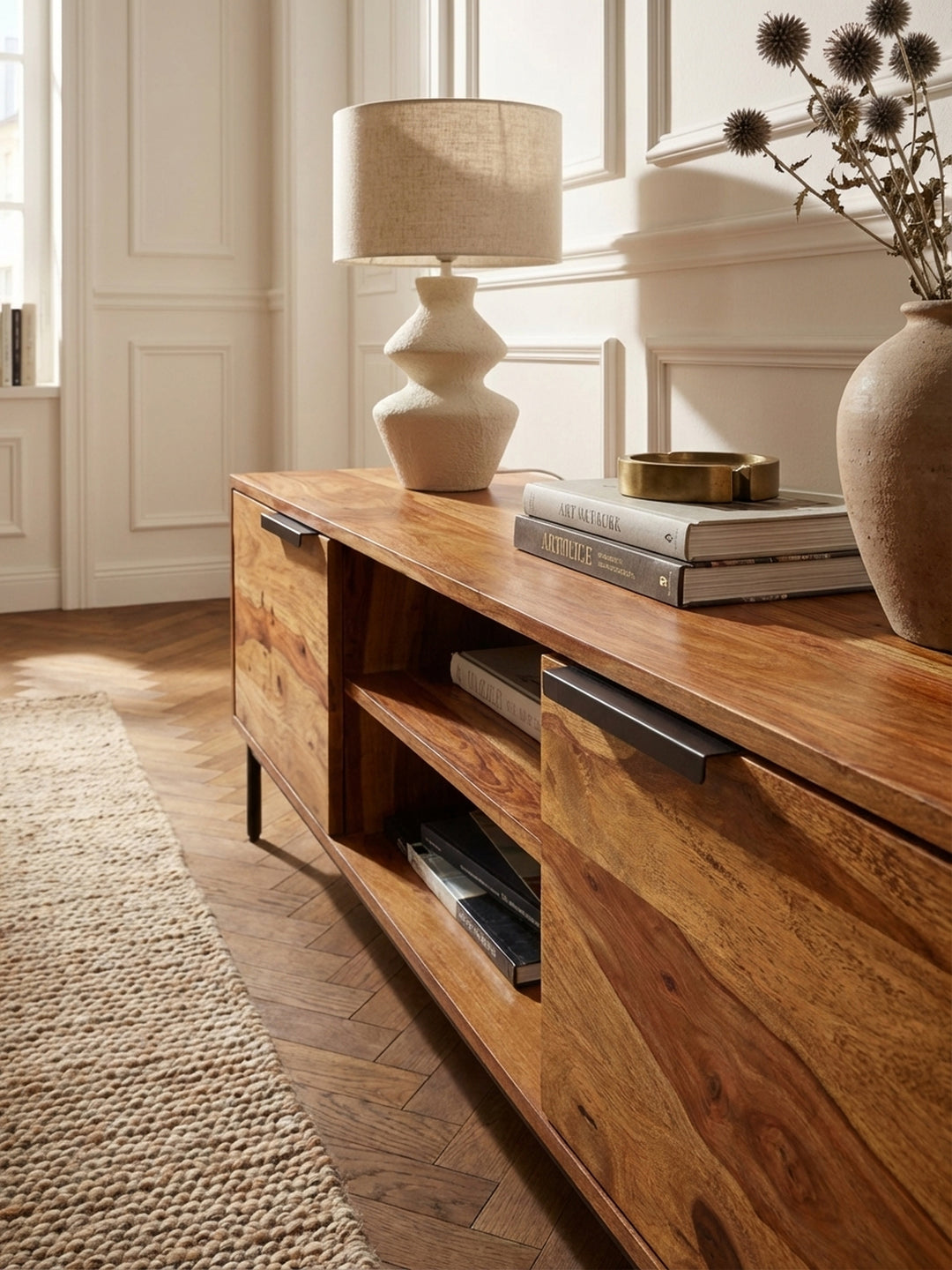 Detailaufnahme der lebhaften Maserung des Sheesham Massivholzes, versiegelt mit Klarlack, die dem TV-Schrank seinen einzigartigen und hochwertigen Charakter verleiht._