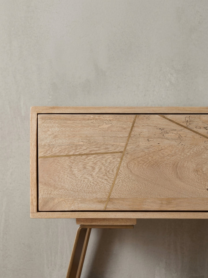 Übersichtsbild des kompletten HiFi-Lowboards SIKAR. Die Kombination aus warmem Massivholz und kühlem Eisen schafft einen spannenden Kontrast für die stilvolle Inneneinrichtung._