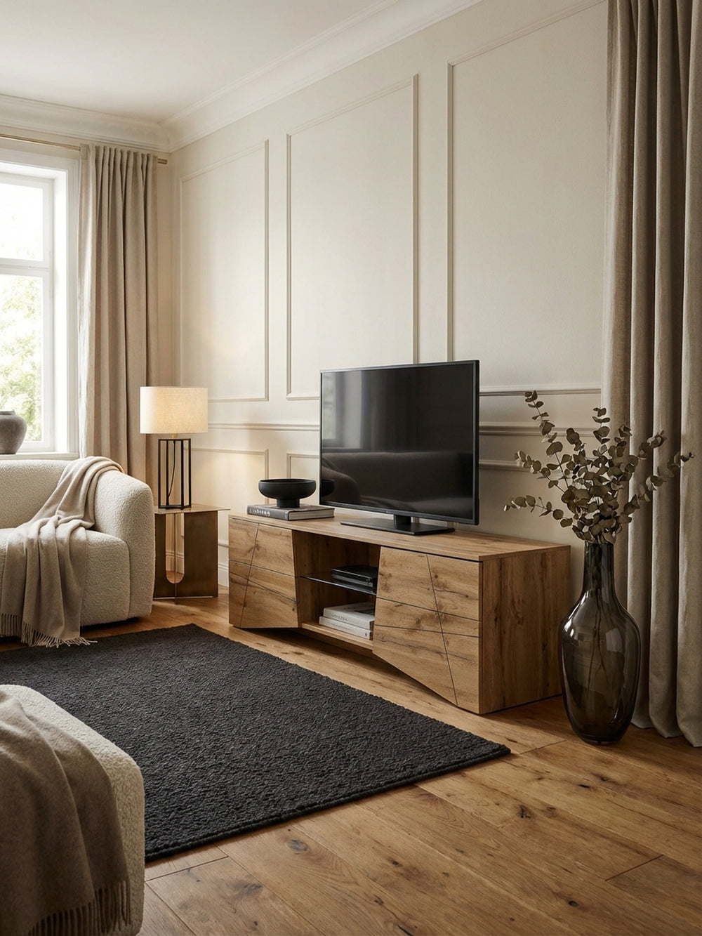 Modernes Lowboard im Eiche-Dekor in einem stilvollen Wohnzimmer, das als TV-Schrank unter einem Flachbildfernseher dient und mit Deko-Objekten geschmackvoll arrangiert ist._