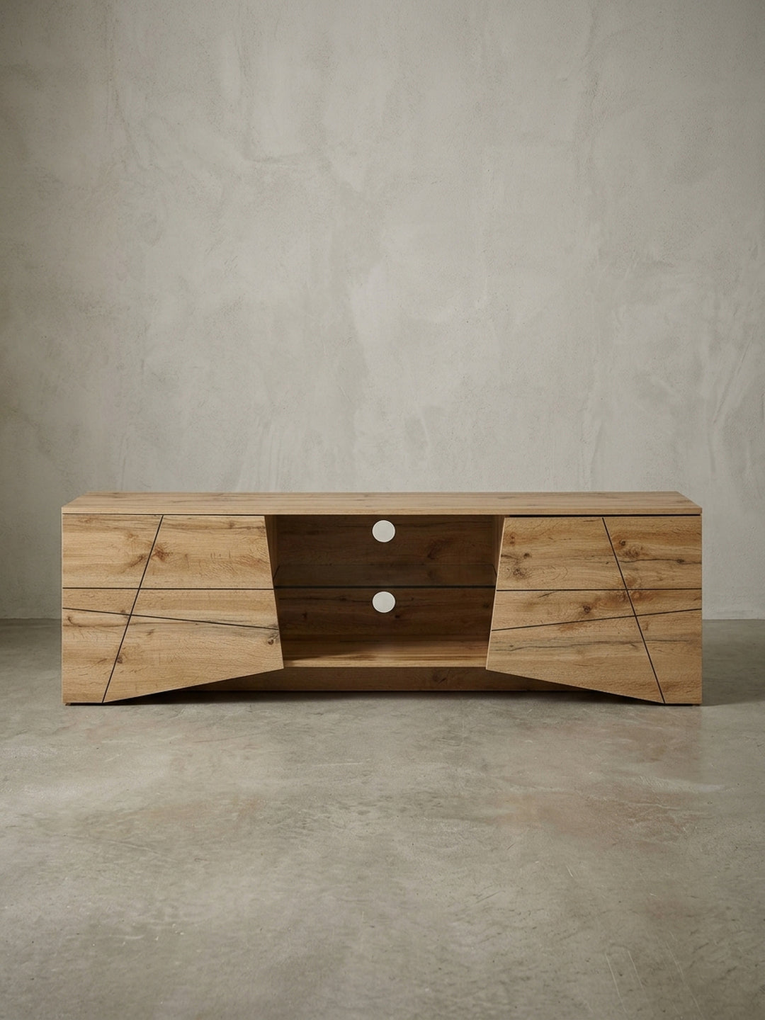 Frontansicht des TV-Lowboards in Eiche-Dekor auf weißem Hintergrund, das sein symmetrisches Design mit zwei Türen und offenen Fächern in der Mitte klar darstellt._