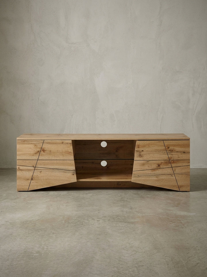 Frontansicht des TV-Lowboards in Eiche-Dekor auf weißem Hintergrund, das sein symmetrisches Design mit zwei Türen und offenen Fächern in der Mitte klar darstellt._