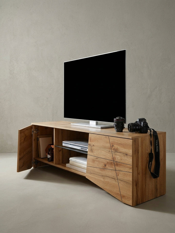 Gesamtüberblick über den Fernsehschrank in warmem Eiche-Dekor, der die harmonische Kombination aus geschlossenen und offenen Stauräumen für das Wohnzimmer präsentiert._