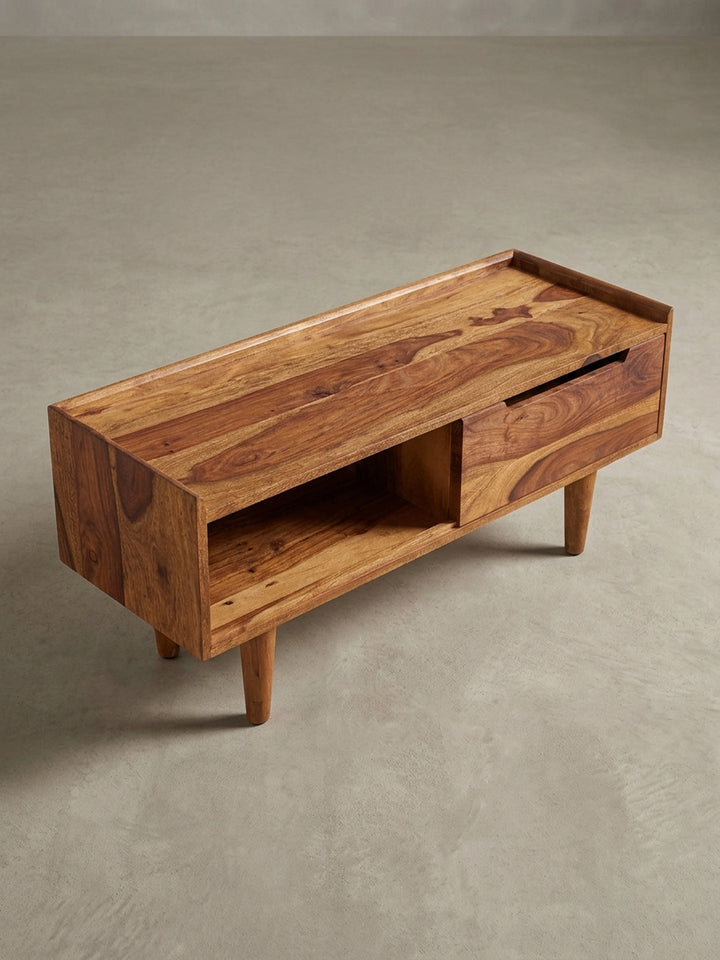 Kompakter Fernsehunterschrank aus Sheesham-Holz mit geschlossener Schiebetür, der die minimalistische Ästhetik und die klare Formgebung unterstreicht._
