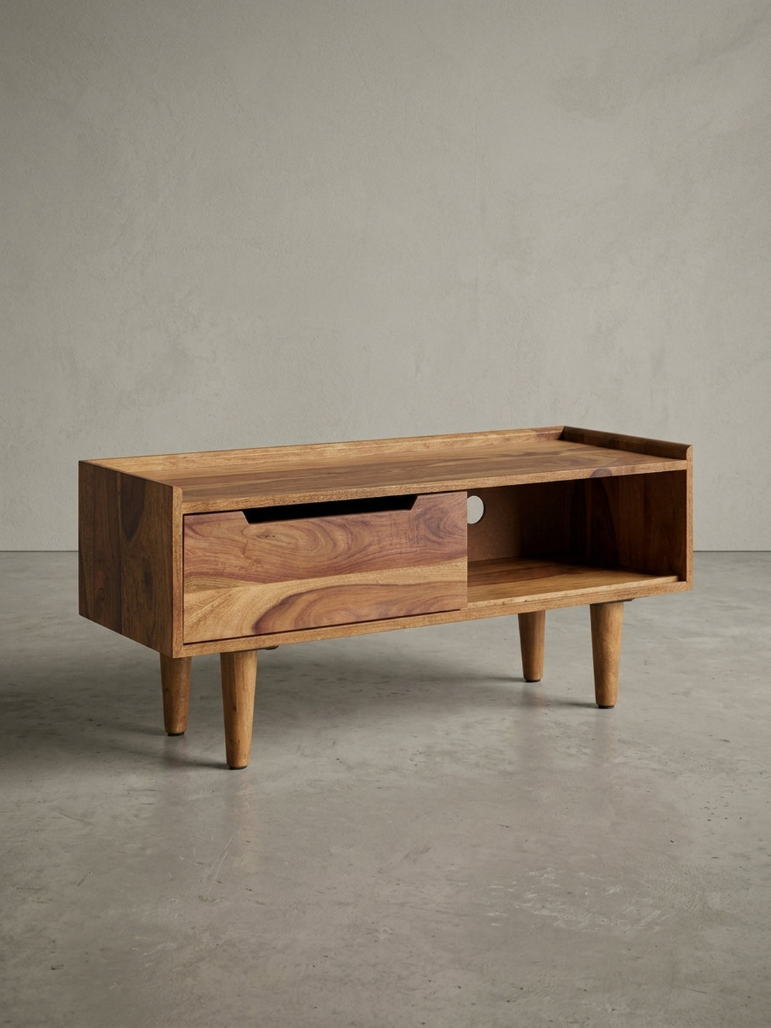 Seitliche Profilansicht der Fernsehkommode aus Massivholz, die die Tiefe von 34 cm und das schlanke Design der schrägen Holzbeine betont._