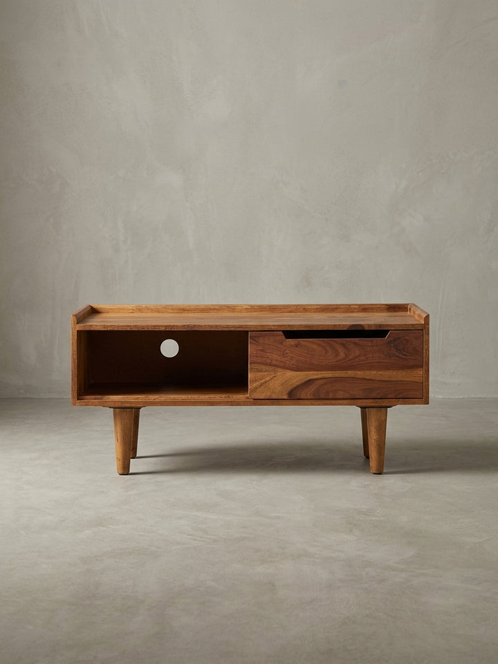 Das kleine Massivholz-Lowboard mit einer Breite von 95 cm, ideal für moderne Wohnzimmer, präsentiert seine natürliche Schönheit und funktionale Aufteilung._