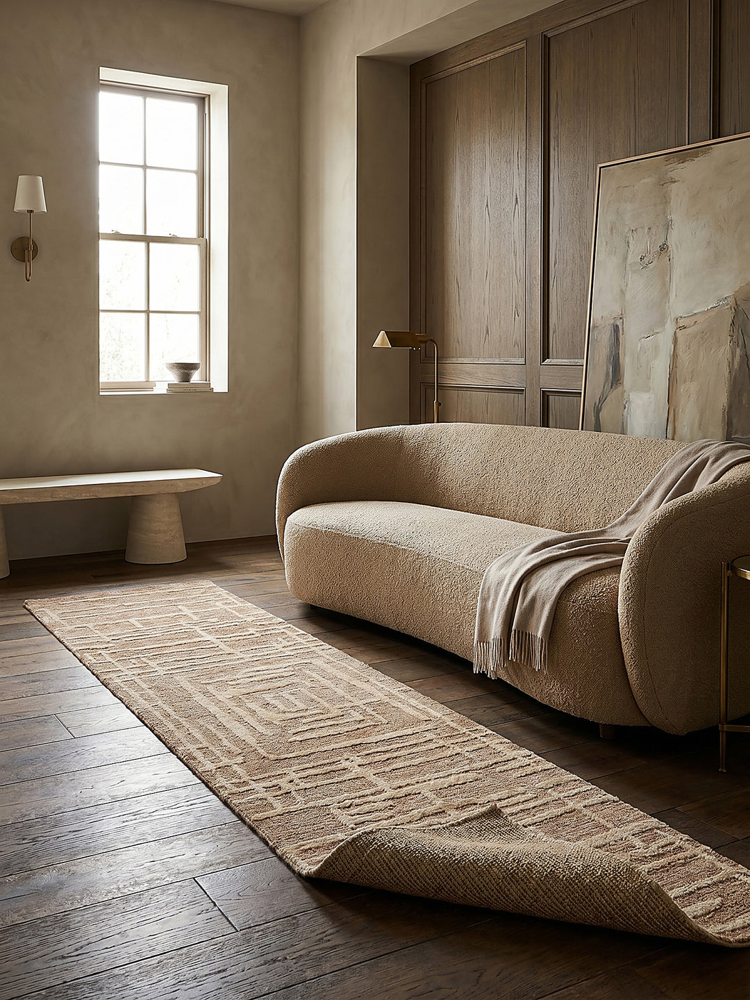 Teppich Senfgelb Läufer Editorial Interior als Designobjekt drapiert hochwertige Wohnaccessoires_