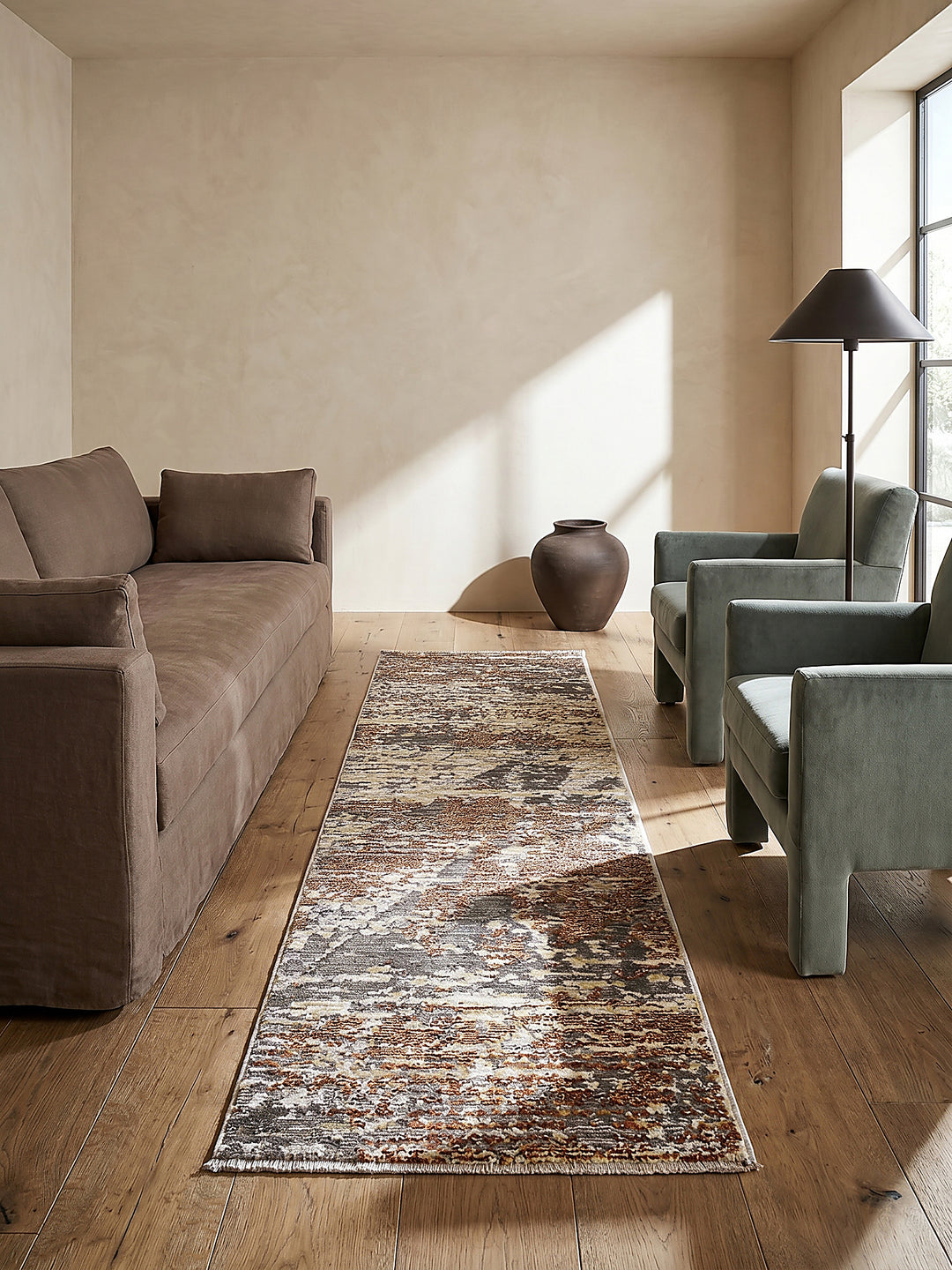 Teppich Erdtöne Läufer Editorial Interior als Designobjekt drapiert hochwertige Wohnaccessoires_