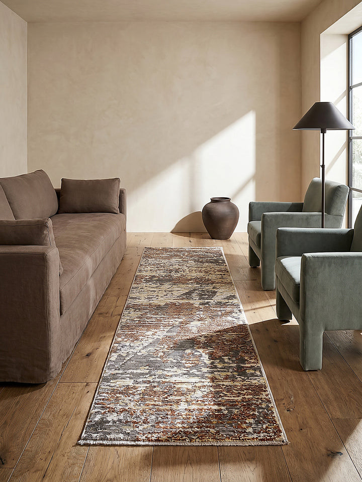 Teppich Erdtöne Läufer Editorial Interior als Designobjekt drapiert hochwertige Wohnaccessoires_