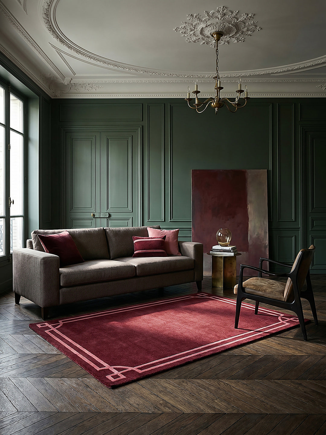 Teppich Rot rechteckig Editorial Interior als Designobjekt drapiert hochwertige Wohnaccessoires_